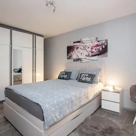 With Parking Space - 22886 Šibenik