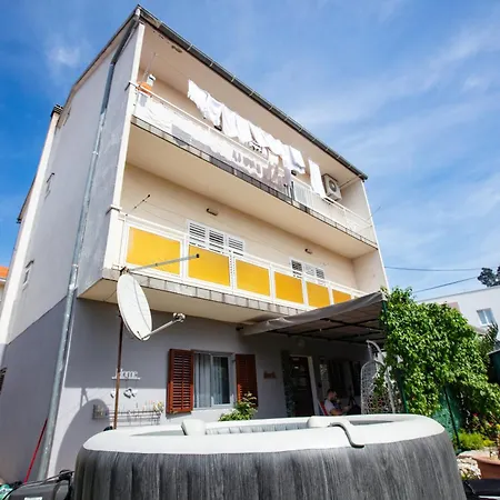 Apartment With A Parking Space - 22886 Sibenik