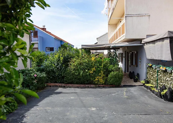 Apartman With Parking Space - 22886 Sibenik